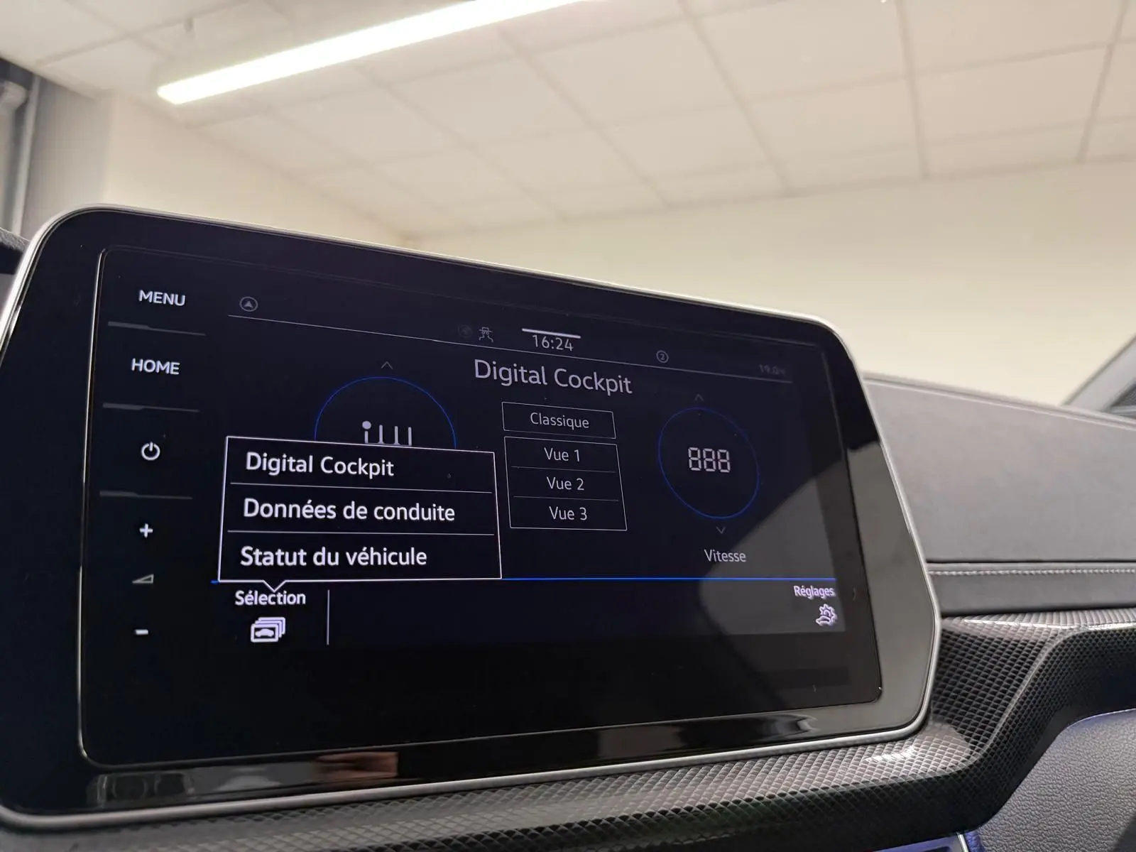 Écran tactile central du Volkswagen T-Cross 2024 affichant le menu Digital Cockpit dans un intérieur moderne noir.