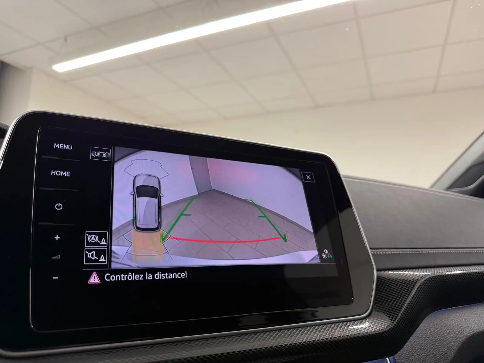 Vue intérieure sur l'écran tactile du système de caméra de recul du Volkswagen T-Cross 1.5 TSI 150 DSG7 R-Line.