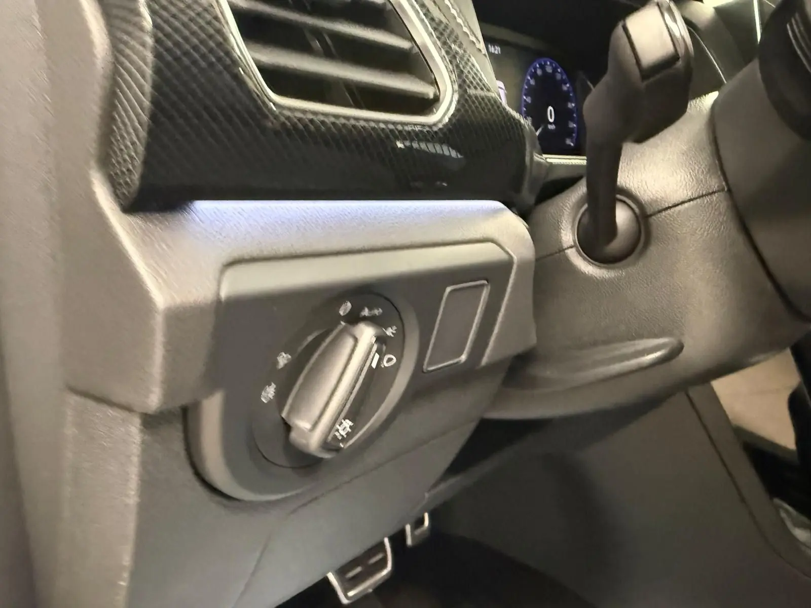 Gros plan sur le tableau de bord côté gauche du Volkswagen T-Cross 1.5 TSI 150 DSG7 R-Line, finition noire avec détails carbone.