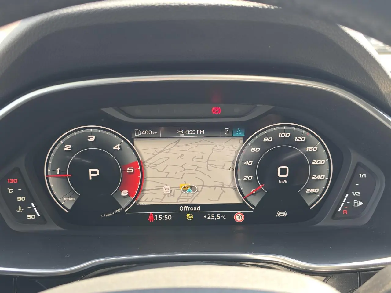 Vue rapprochée du tableau de bord numérique de l'Audi Q3 blanc, affichant la navigation et les compteurs digitaux.