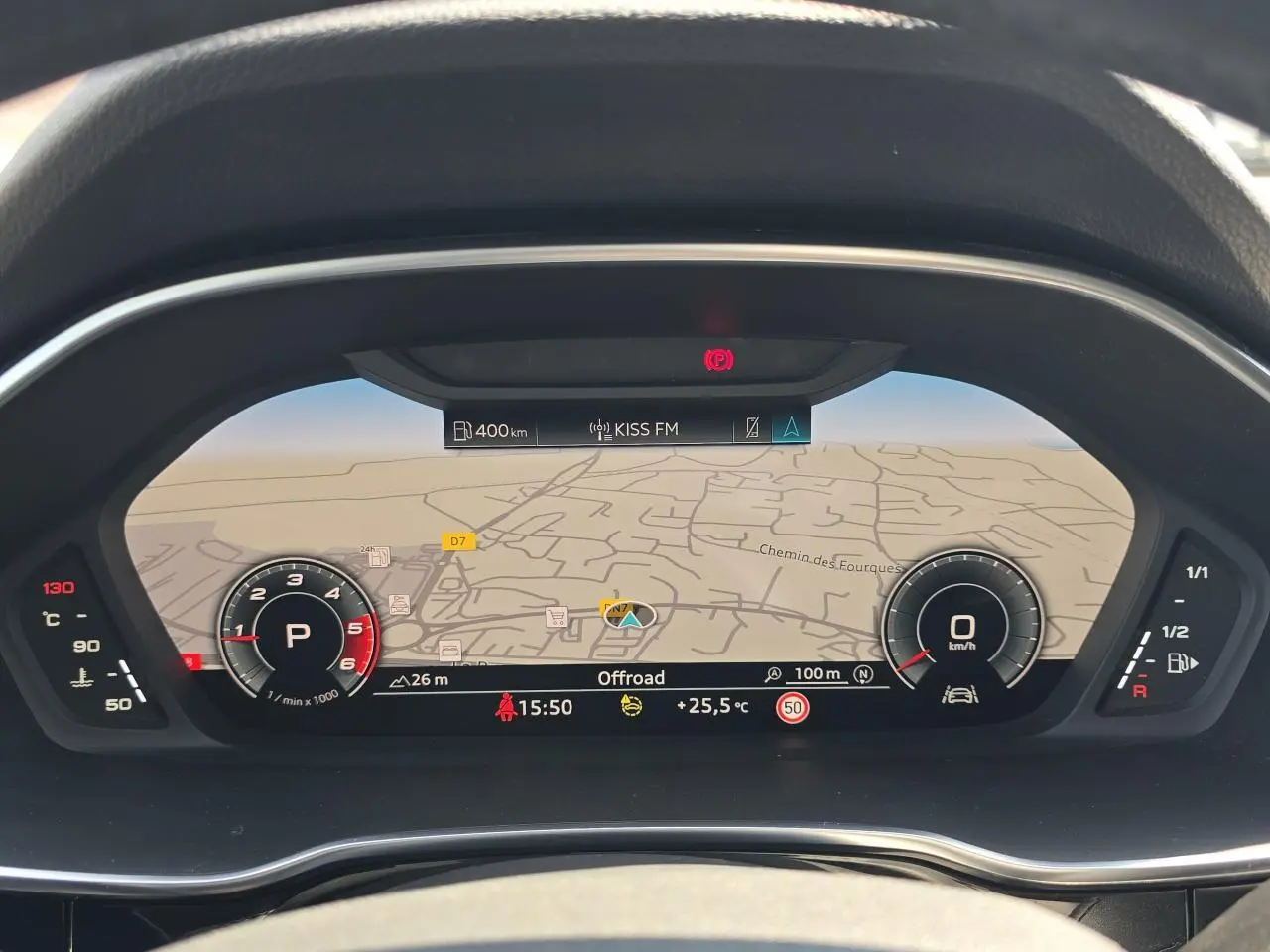 Vue rapprochée du tableau de bord numérique Audi virtual cockpit plus affichant la navigation et les compteurs du Q3 blanc 2022.