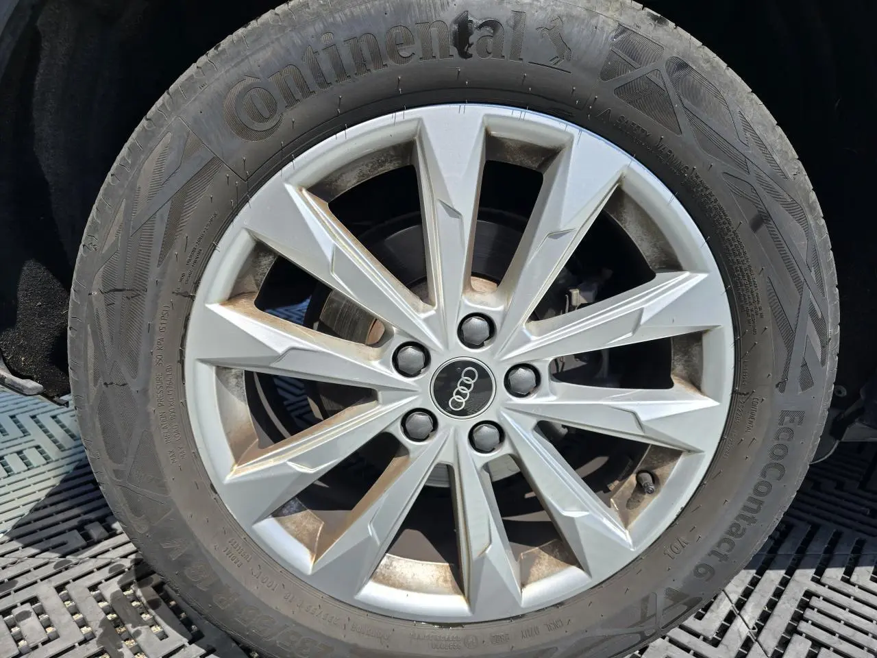 Gros plan sur la jante aluminium 5 branches doubles de l'Audi Q3 blanc, avec pneu Continental EcoContact 6 visible.