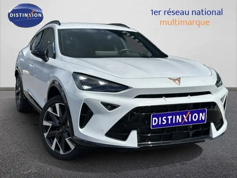 Vue 3/4 avant d'une CUPRA Formentor blanche Nevada métallisé avec calandre noire et jantes alliage distinctives.