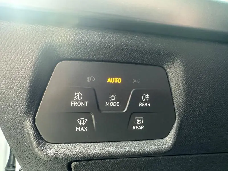 Panneau de commande d'éclairage intérieur en gros plan dans une CUPRA Formentor 2025, boutons mode auto et anti-brouillard visibles.