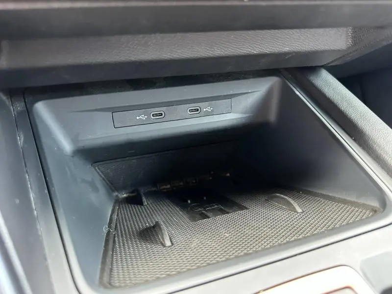 Gros plan sur la console centrale noire du CUPRA Formentor 1.5 eTSI Hybrid avec deux ports USB-C intégrés.