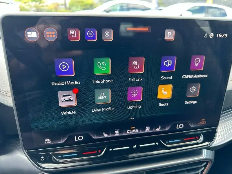 Écran tactile central du CUPRA Formentor 1.5 eTSI Hybrid 2025 affichant le menu principal avec icônes colorées.