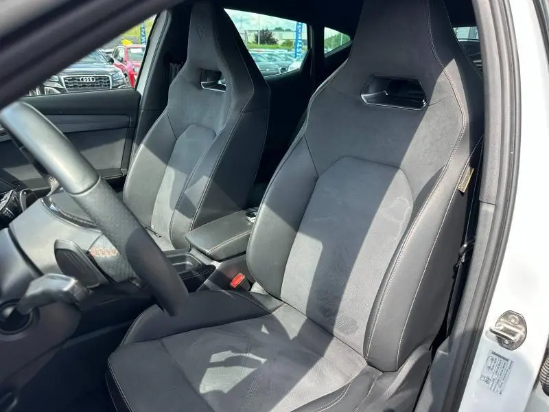 Vue intérieure côté conducteur du CUPRA Formentor 1.5 eTSI Hybrid 2025, sièges sport en textile et TEP noir Asphalte.