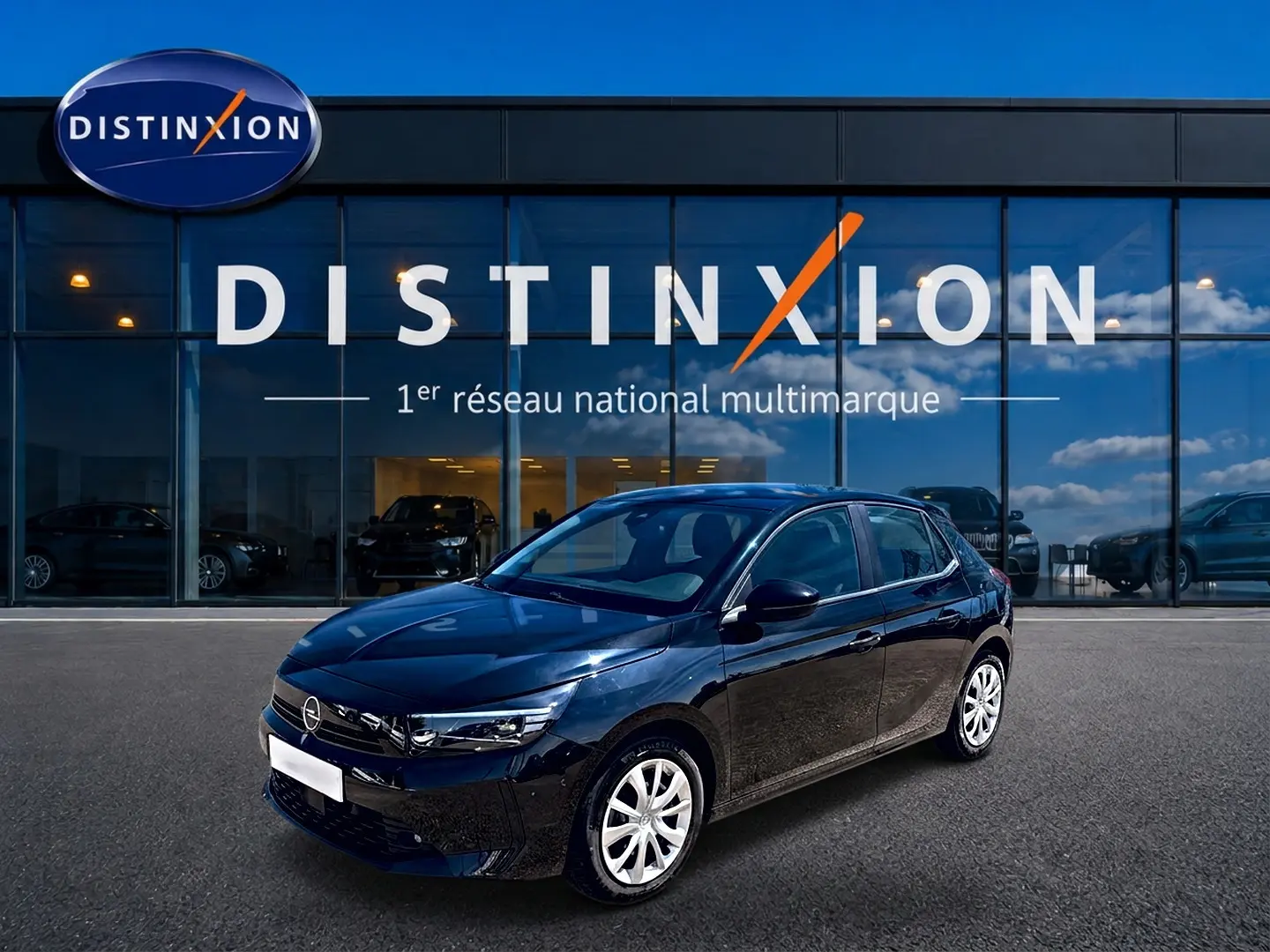 Opel Corsa 1.2 Turbo 100 Edition noire vue en 3/4 avant droit devant un showroom Distinxion.