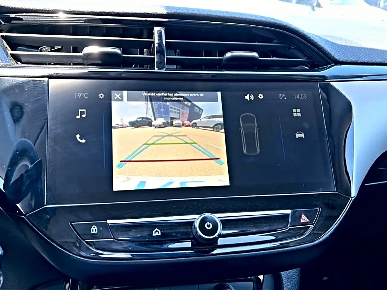 Écran tactile central de l’Opel Corsa 1.2 turbo noir, affichant la caméra de recul avec guidage dynamique.