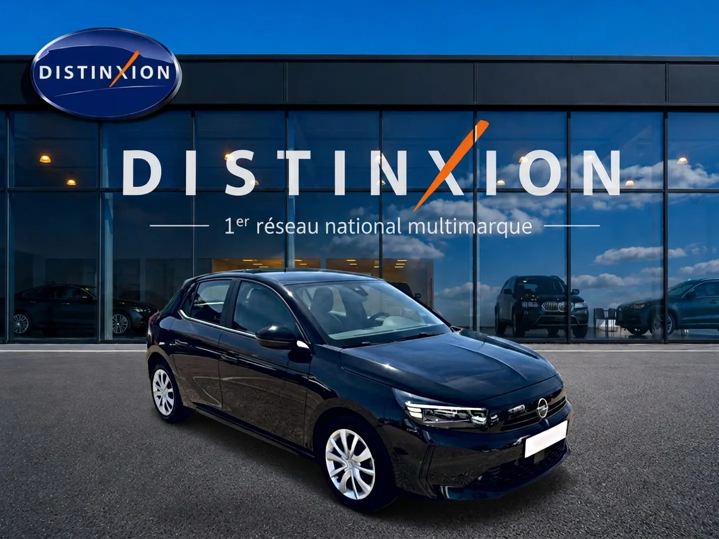 Opel Corsa 1.2 turbo 100 édition noire vue 3/4 avant droit devant showroom Distinxion.