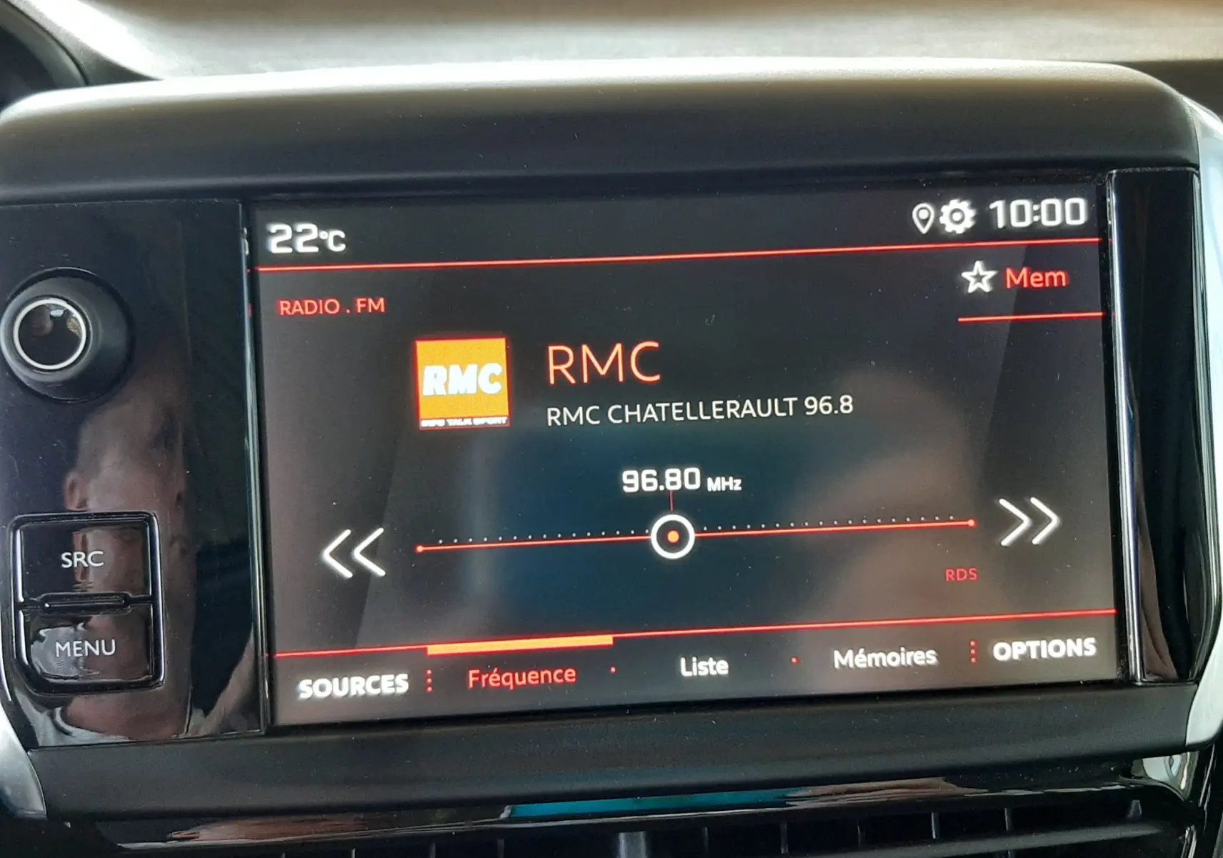 Écran tactile central de la Peugeot 2008 2019 affichant la radio RMC à 96,8 MHz avec commandes autour.