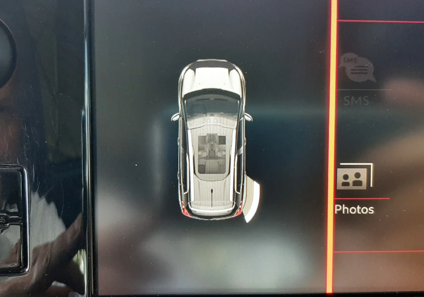 Affichage écran intérieur montrant la silhouette du Peugeot 2008 rouge Ultimate Metal vue de dessus avec porte droite ouverte.