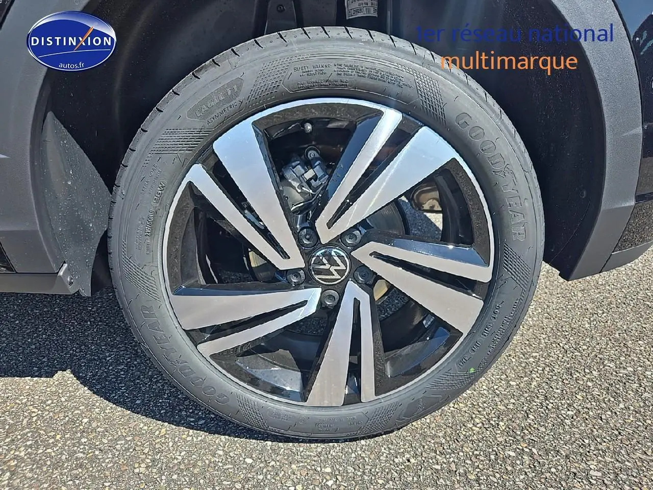 Gros plan sur la jante alliage 18 pouces Nevada noir du côté avant droit du Volkswagen T-Roc noir perle.