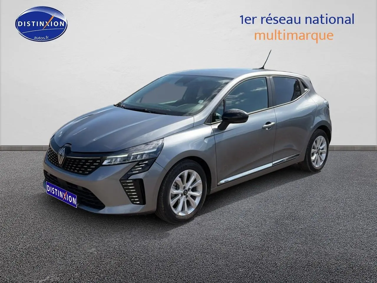 Renault Clio V gris foncé vue 3/4 avant droit, avec phares LED et jantes alliage 16 pouces.