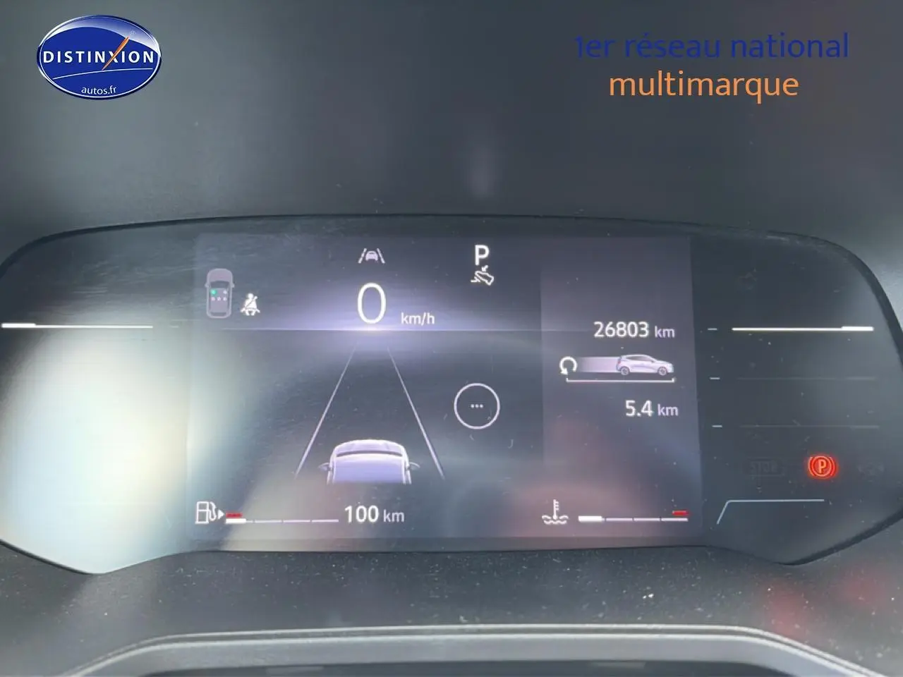 Tableau de bord numérique de Renault Clio V gris foncé, affichant la vitesse à 0 km/h et l'autonomie restante.