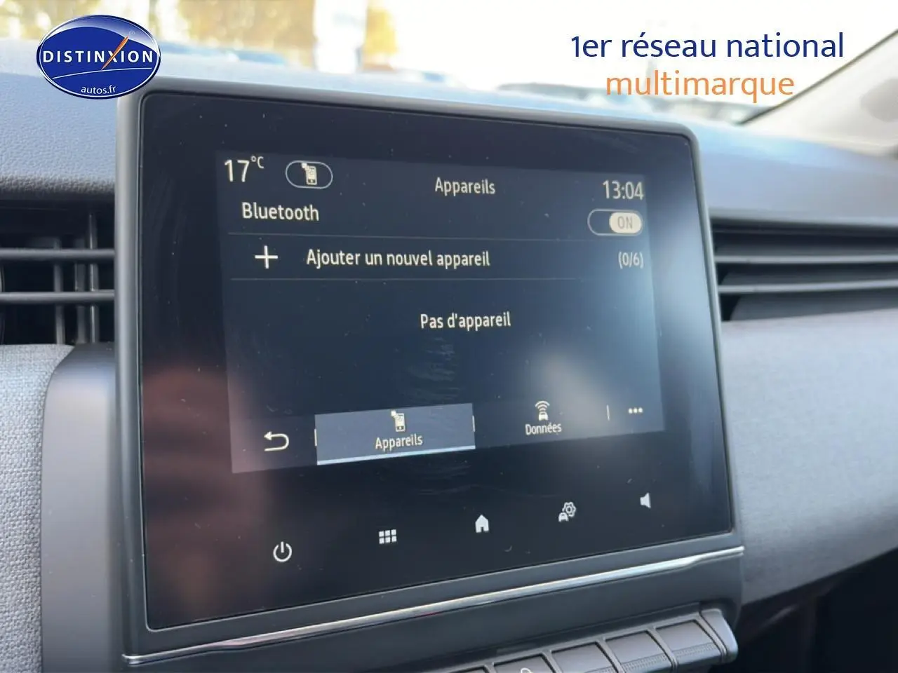 Écran tactile central de la Renault Clio V gris foncé, affichant le menu Bluetooth, vue intérieure côté passager.
