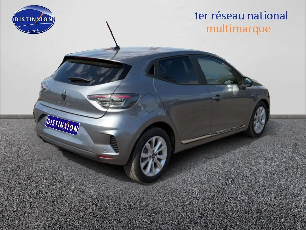 Renault Clio V gris foncé vue 3/4 arrière droit avec feux arrière LED et jantes alliage 16 pouces.