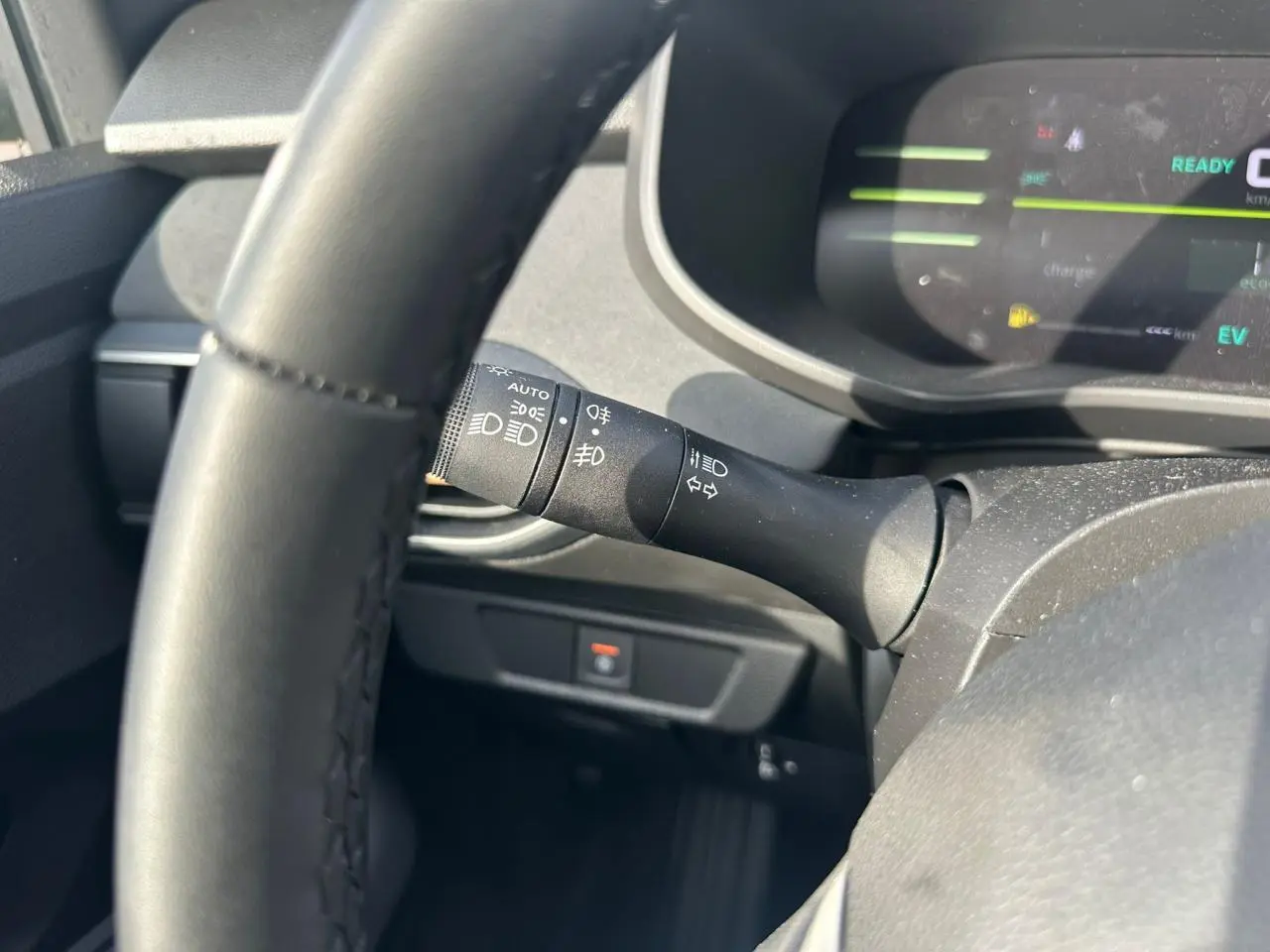 Gros plan sur la manette des feux et clignotants côté gauche du tableau de bord du Dacia Jogger 2025.