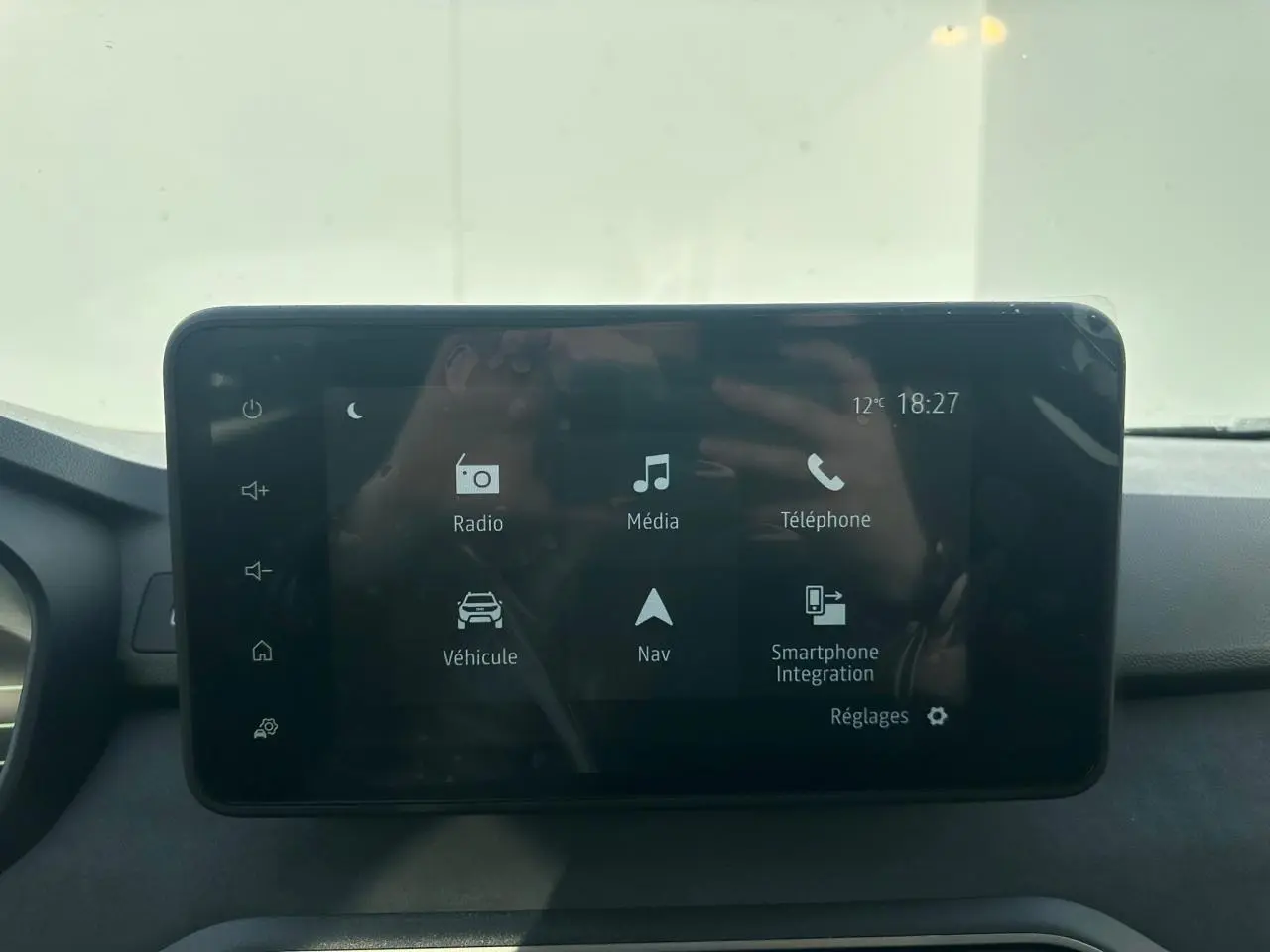 Écran tactile central du tableau de bord du Dacia Jogger affichant les menus Radio, Média, Téléphone, Véhicule, Navigation et Smartphone Integration.