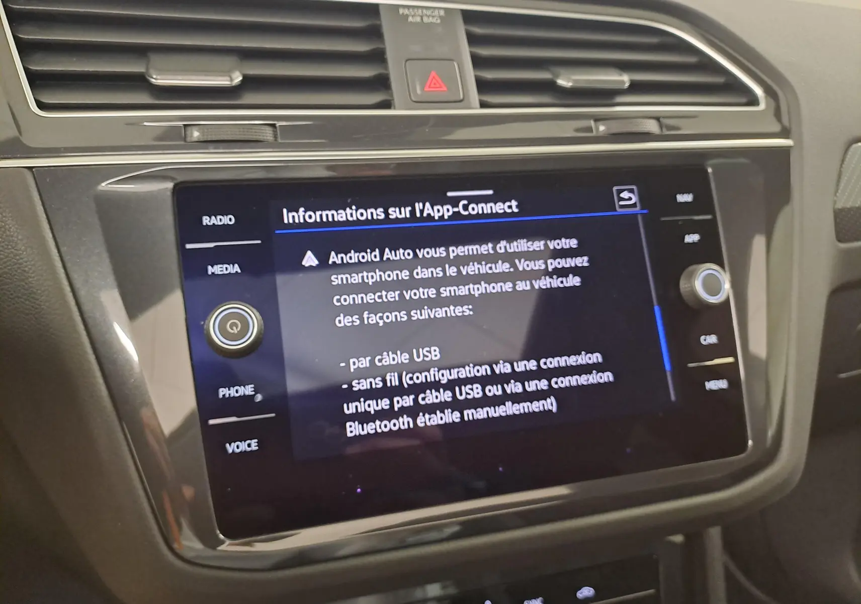 Écran tactile central affichant les informations App-Connect dans l’habitacle du Volkswagen Tiguan 2023.