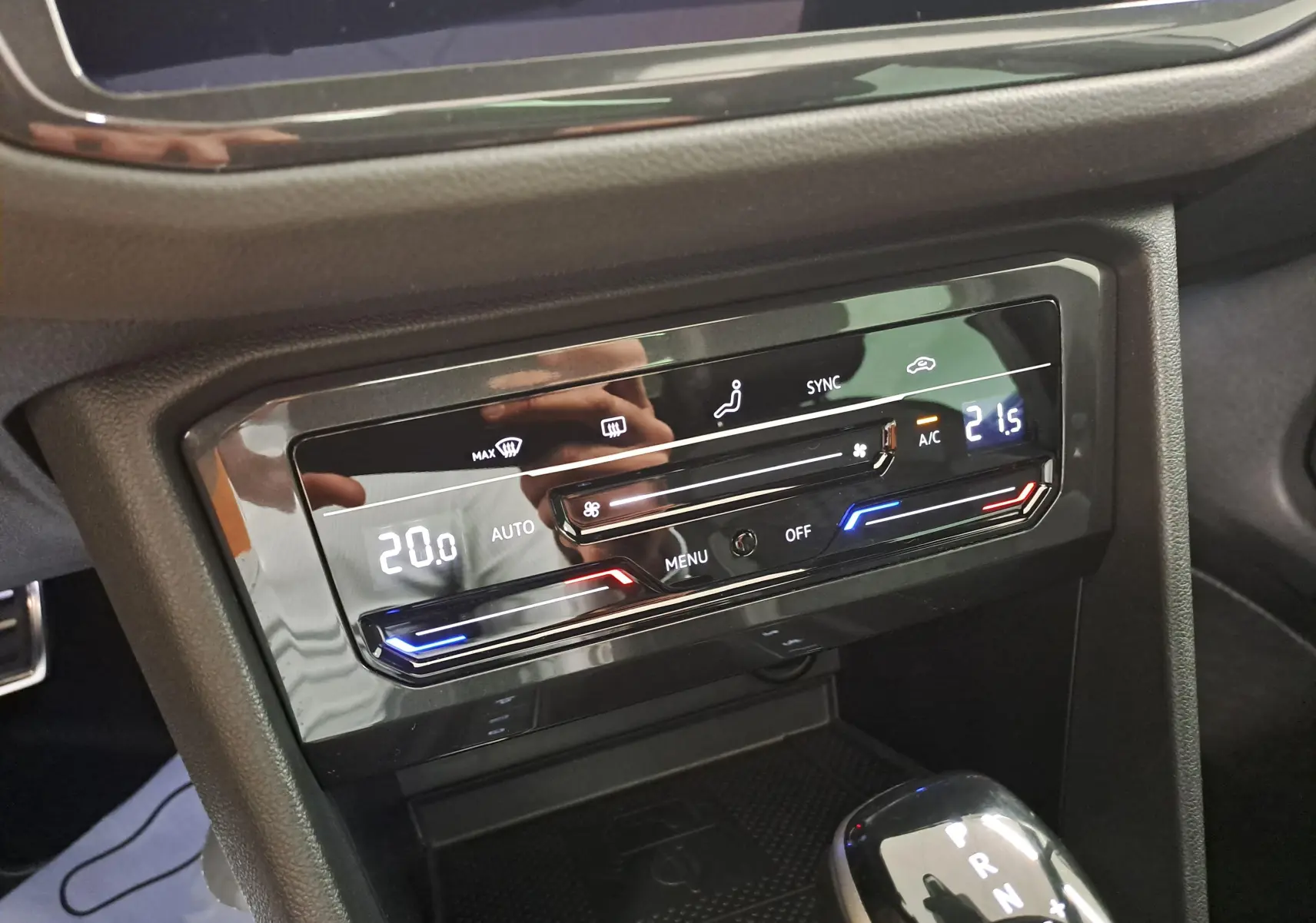 Panneau de commande de la climatisation digitale du Volkswagen Tiguan 2023, avec réglages de température et ventilation.