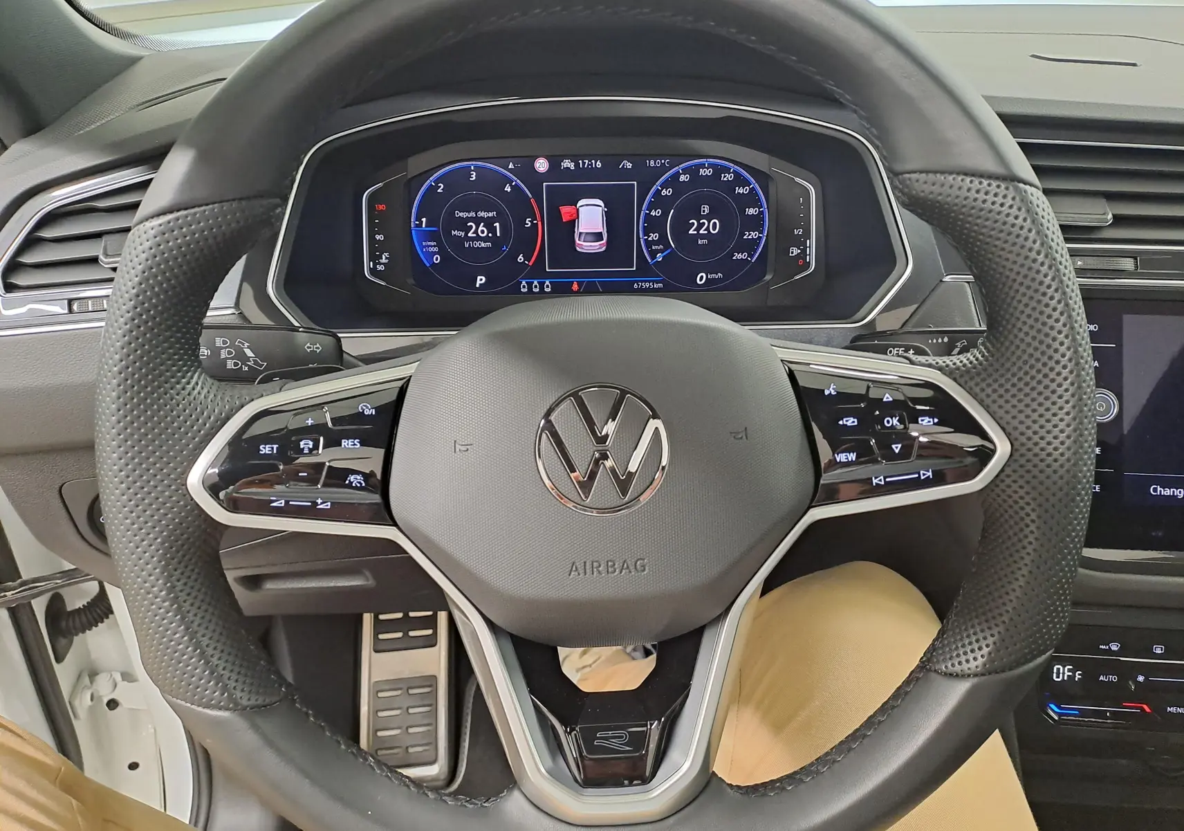 Vue intérieure centrée sur le volant multifonction en cuir noir et le combiné d'instruments digital du Volkswagen Tiguan 2023.