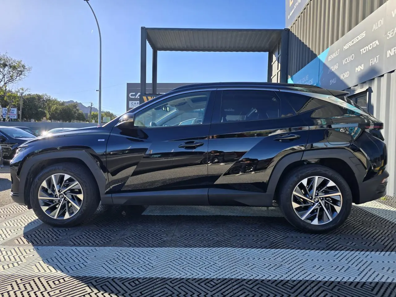 Vue latérale droite d'un Hyundai Tucson noir Phantom Metal 2021, soulignant ses lignes anguleuses et ses jantes alliage.