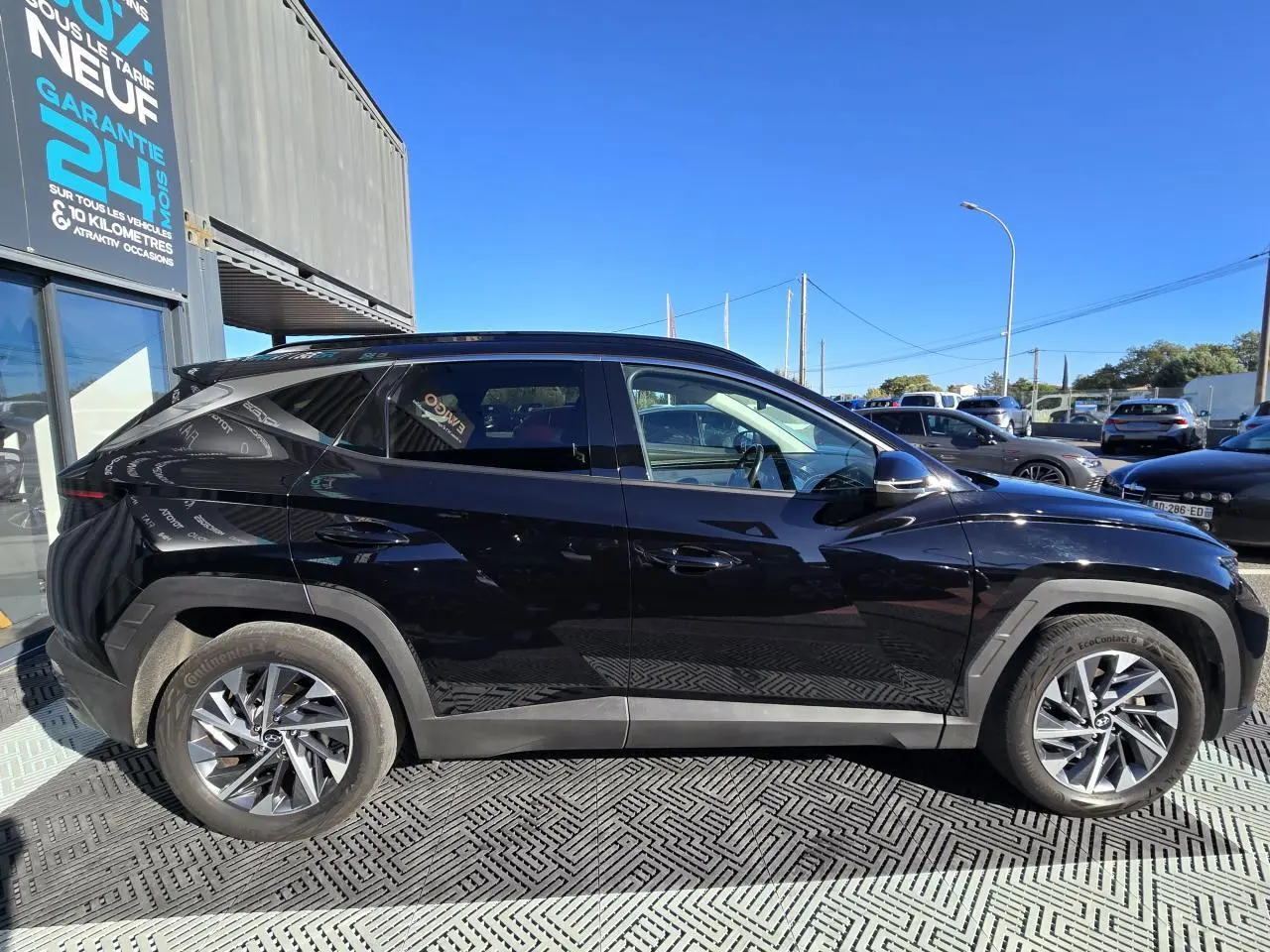 Vue latérale côté droit d'un Hyundai Tucson noir Phantom Metal 2021, soulignant ses lignes anguleuses et ses jantes alliage.
