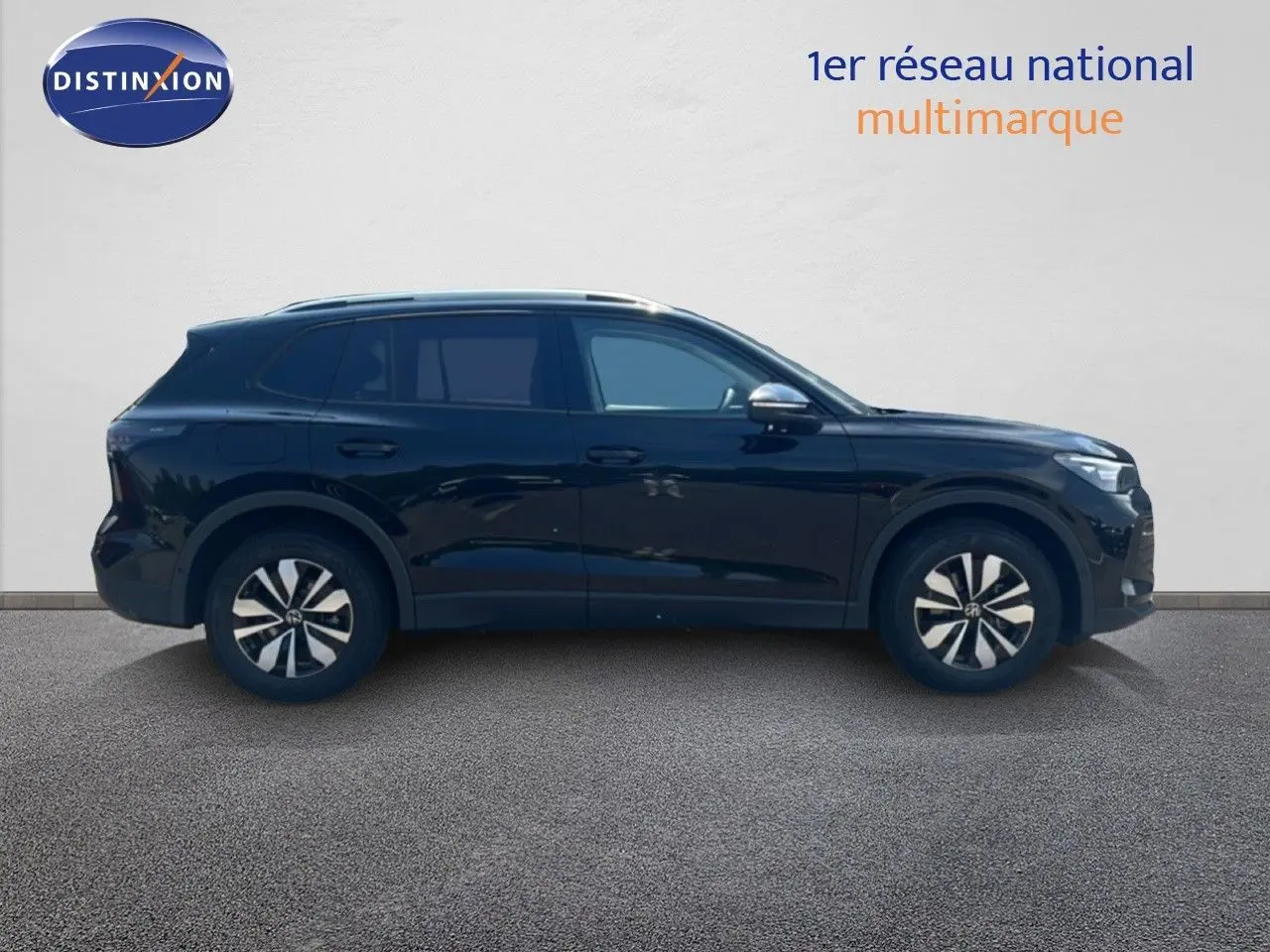 Profil droit d’un Volkswagen Tiguan noir Grenadilla 2026 avec jantes bicolores et toit ouvrant.