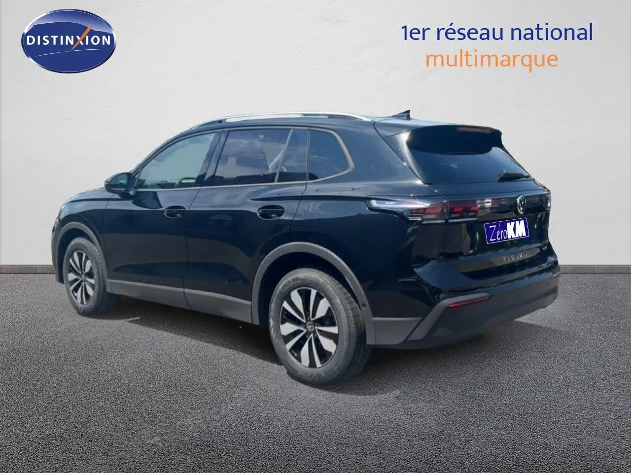 Vue 3/4 arrière droite d’un Volkswagen Tiguan noir Grenadilla Metal avec jantes bi-ton et feux arrière LED.