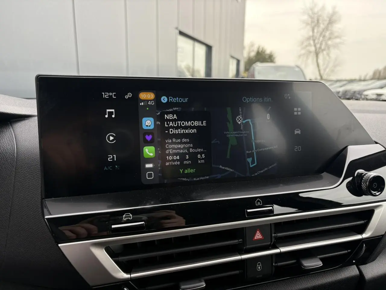 Vue rapprochée de l’écran tactile central du tableau de bord de la Citroën C4 gris acier avec navigation active.