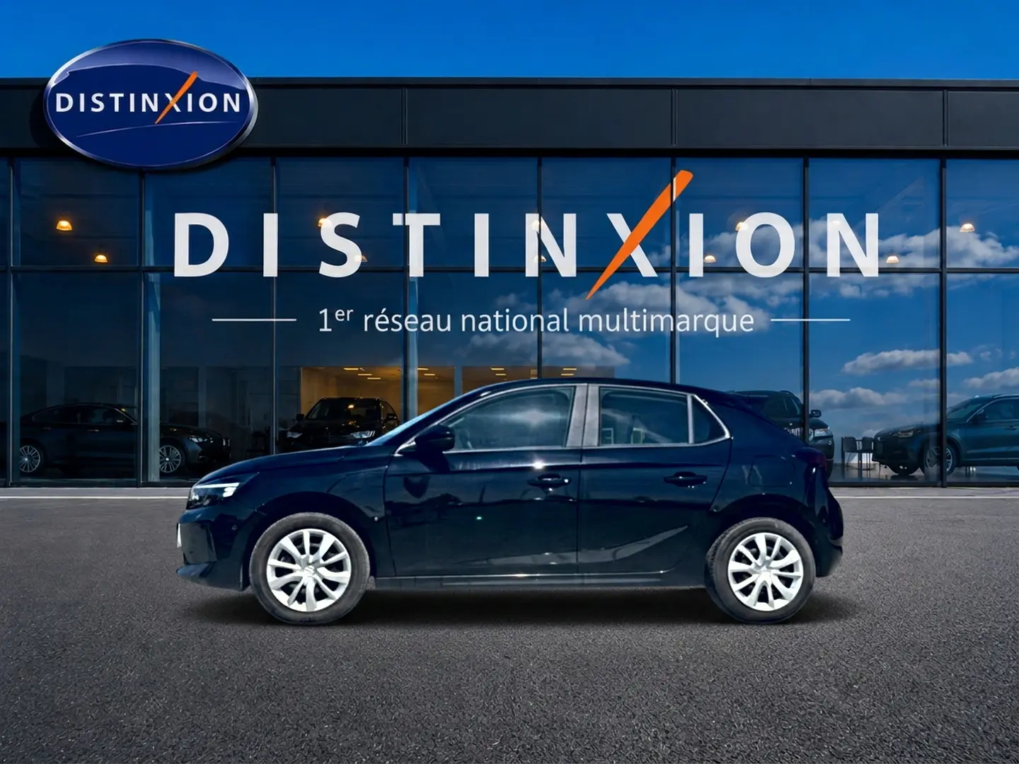 Opel Corsa 1.2 turbo 100 edition bva8 noire vue de profil côté gauche, avec enjoliveurs blancs distinctifs.