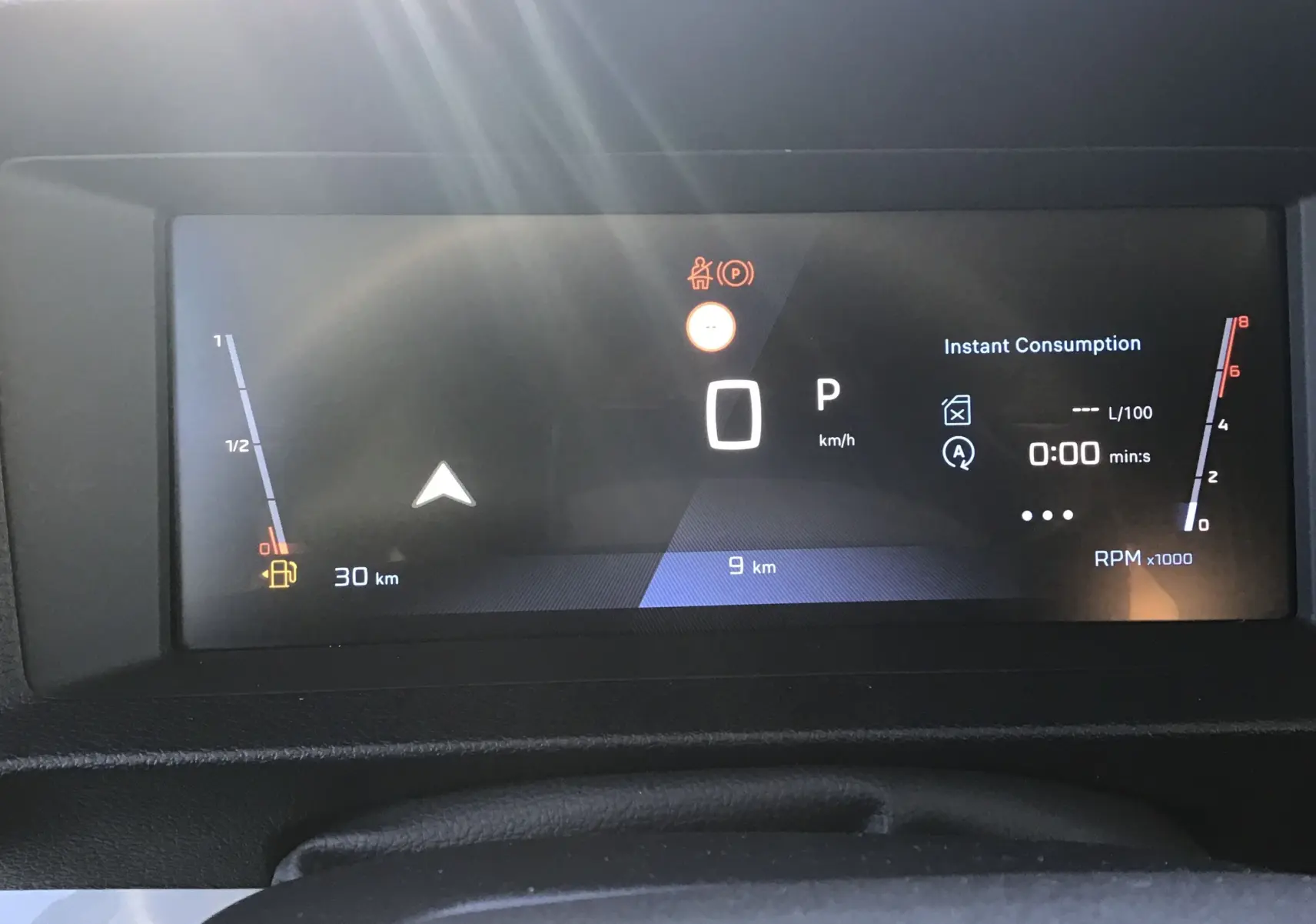 Tableau de bord numérique du Peugeot Expert Fourgon 2024 affichant la vitesse à 0 km/h et la consommation instantanée.