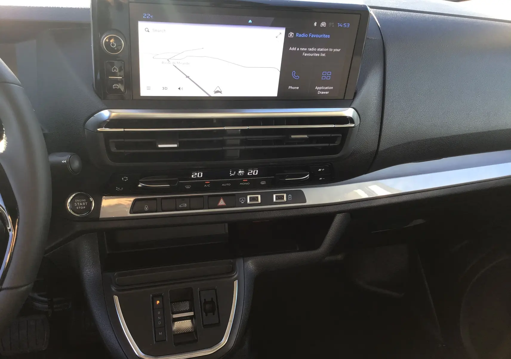 Vue intérieure du tableau de bord du Peugeot Expert Fourgon blanc 2024, avec écran tactile et commandes de climatisation.