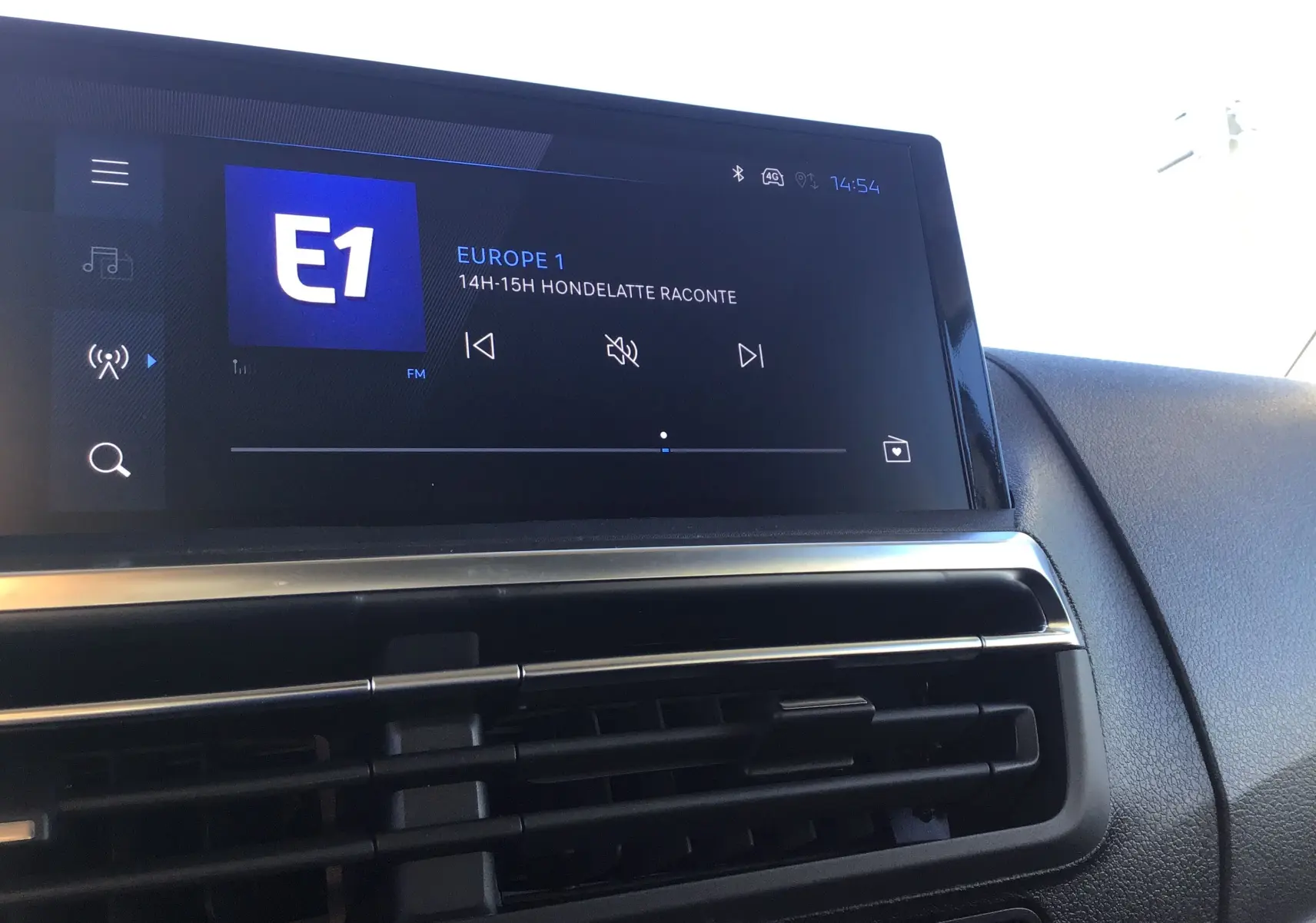 Écran tactile central du tableau de bord du Peugeot Expert Fourgon 2024 affichant la radio Europe 1.