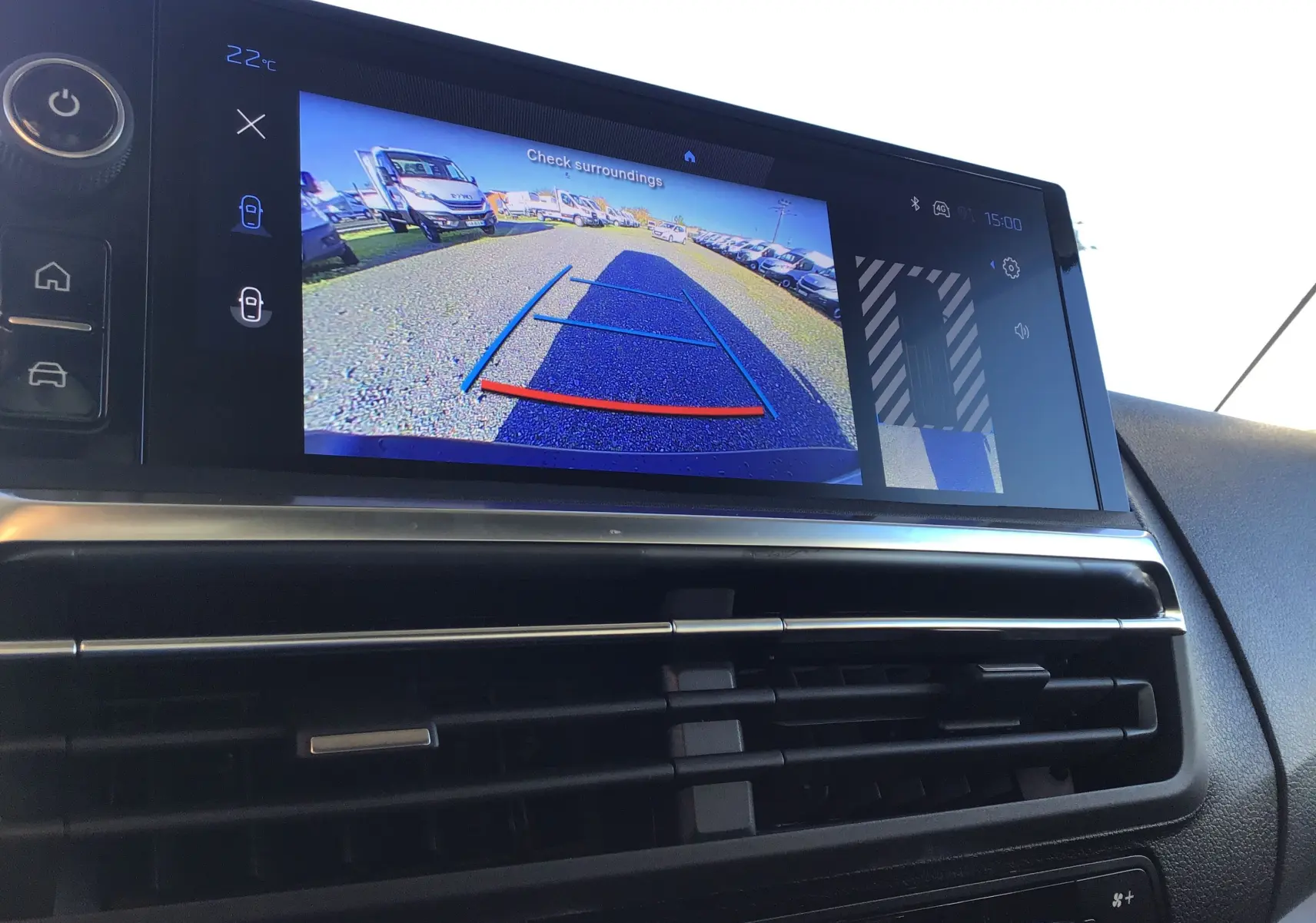 Écran central du Peugeot Expert Fourgon blanc 2024 montrant la caméra de recul avec lignes de guidage colorées.