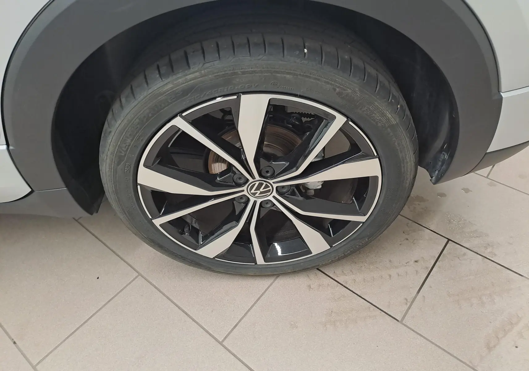 Gros plan sur la jante alliage 18'' Misano bicolore du Volkswagen T-Cross 2025 Reflet d'argent côté avant droit.