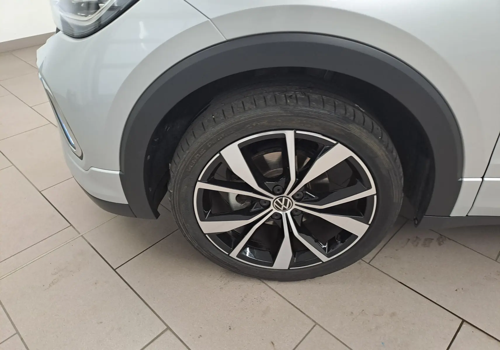 Gros plan sur la jante alliage 18 pouces Misano côté avant gauche du Volkswagen T-Cross 2025 couleur Reflet d'Argent.