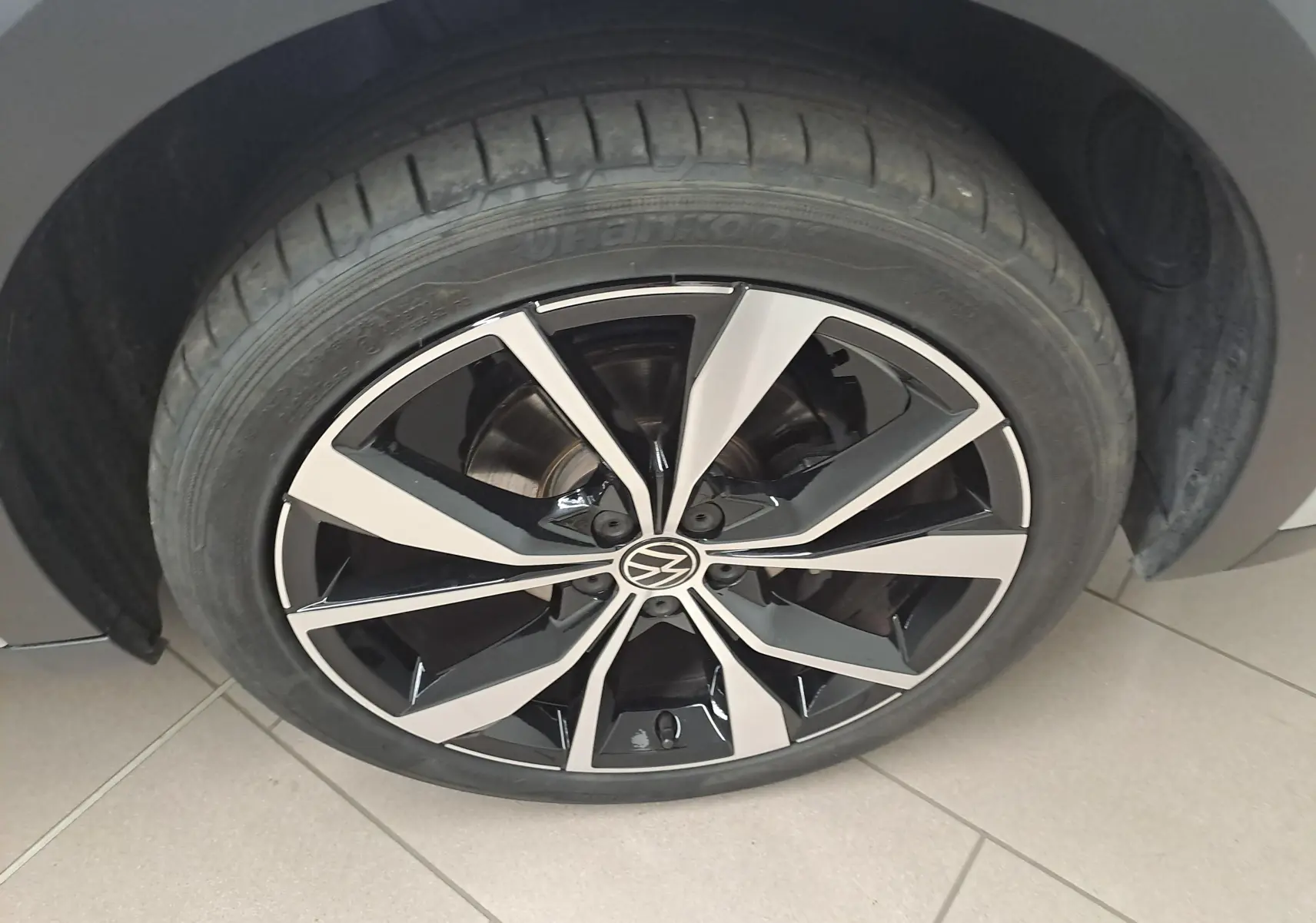Gros plan sur la jante alliage noir et argent 18 pouces Misano du Volkswagen T-Cross 2025 couleur Reflet d'argent.