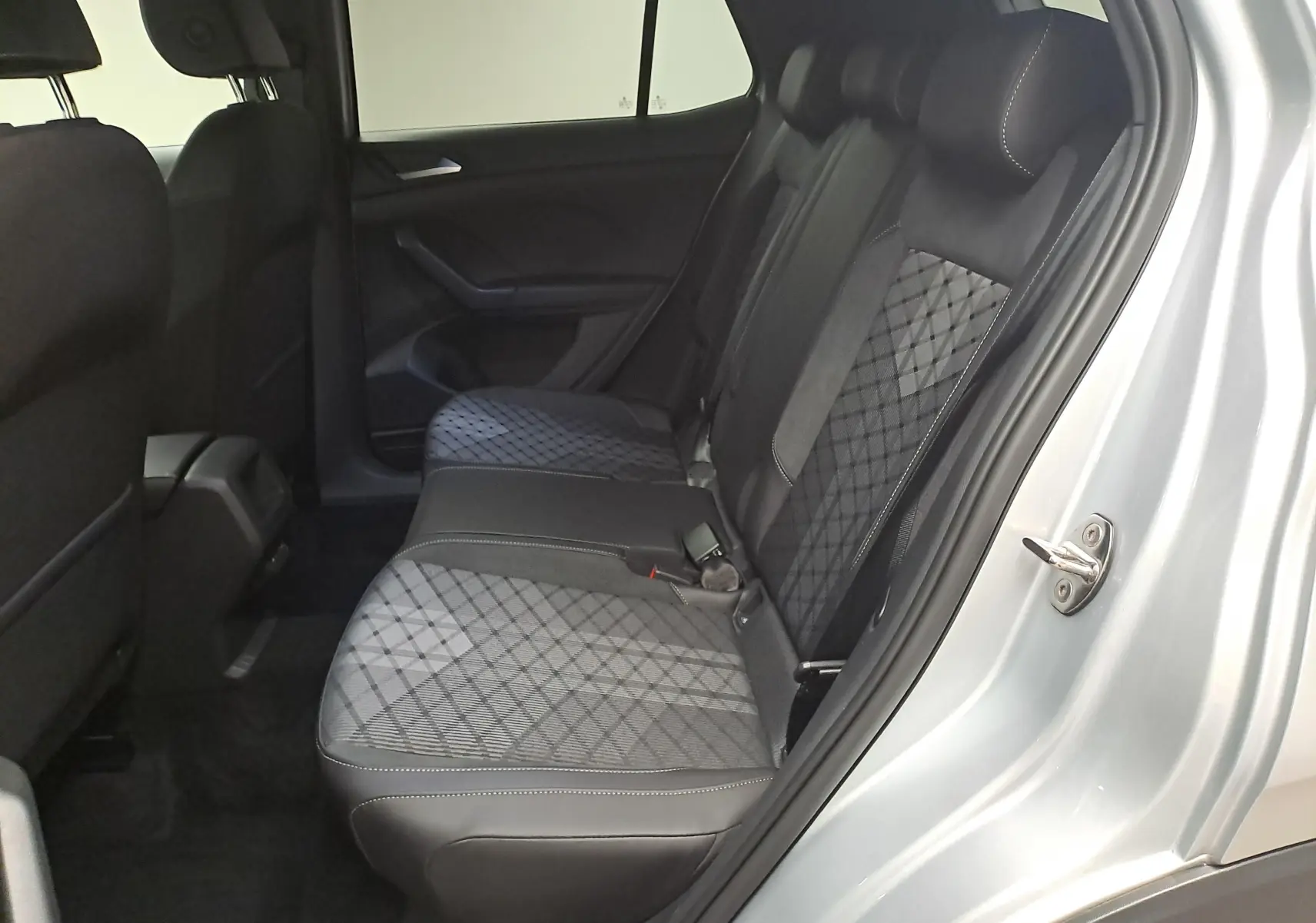 Vue intérieure côté droit des sièges arrière du Volkswagen T-Cross 2025 en peinture métallisée Reflet d'Argent.