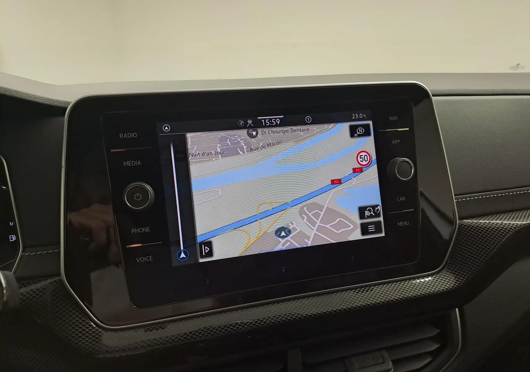 Écran tactile central du Volkswagen T-Cross 2025 affichant la navigation avec carte et commandes autour.