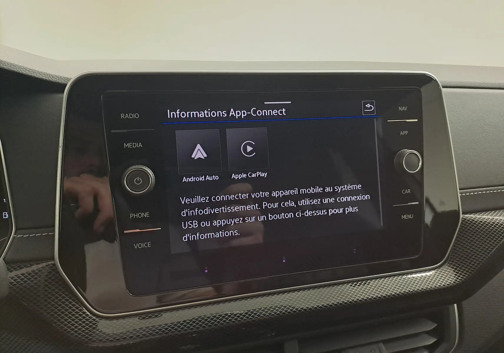Écran tactile central du Volkswagen T-Cross 2025 affichant les options Android Auto et Apple CarPlay, entouré de commandes.