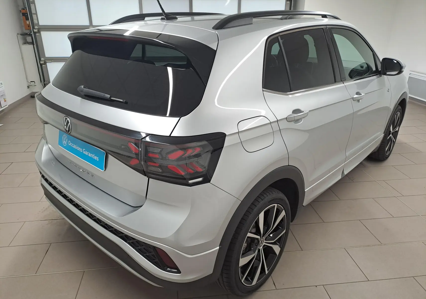Volkswagen T-Cross 2025 Reflet d'argent en 3/4 arrière droit, avec jantes alliage 18'' et vitres teintées.