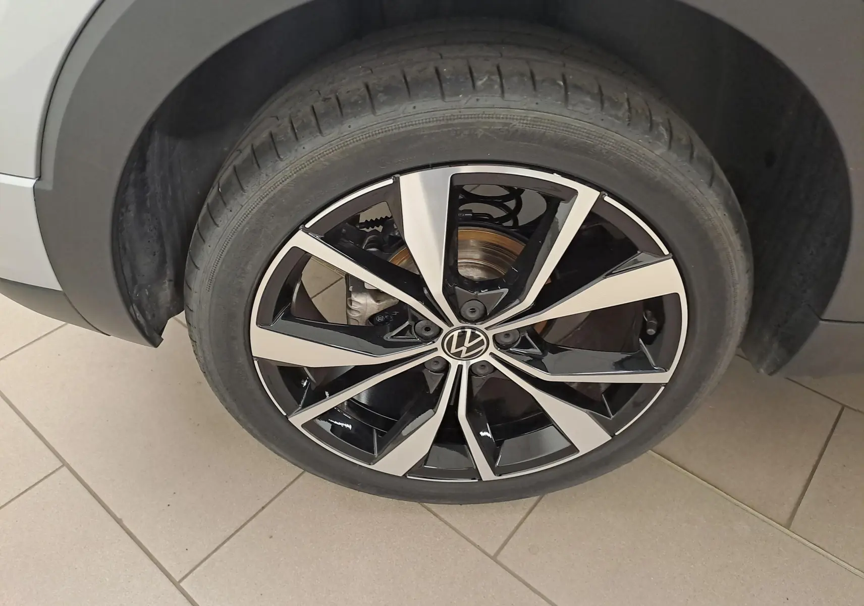 Gros plan sur la jante alliage 18 pouces bicolore du Volkswagen T-Cross 2025 couleur Reflet d'argent.