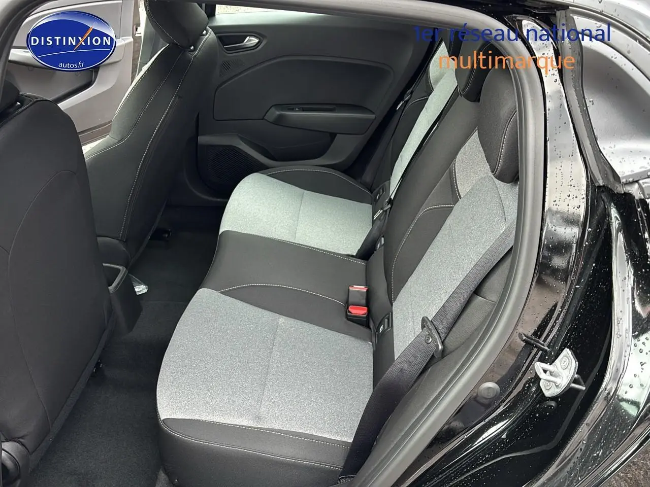 Vue intérieure côté droit sur la banquette arrière bicolore grise et noire de la Renault Clio V noire 2025.