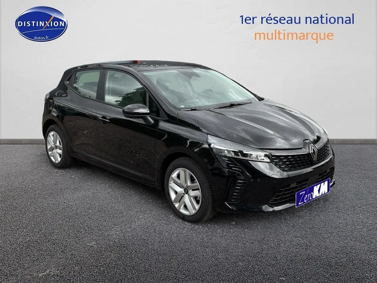 Renault Clio V noire vue 3/4 avant droit avec phares LED et jantes alliage argentées.