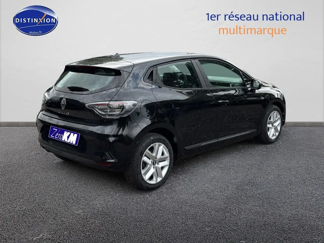 Vue 3/4 arrière droite d'une Renault Clio V noire 2025 avec feux arrière LED et jantes argentées.