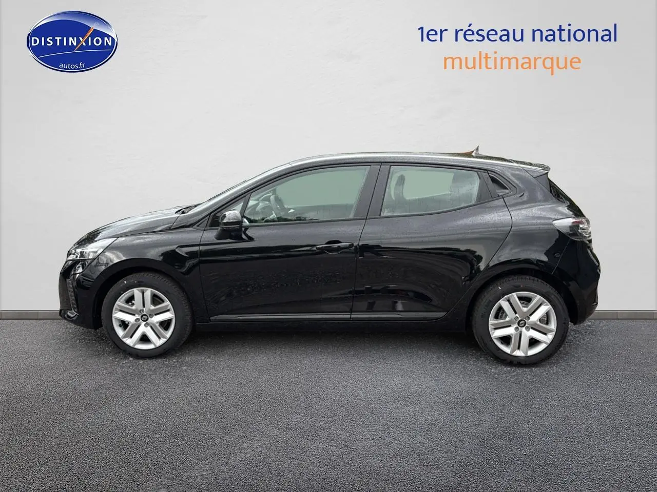 Profil latéral droit d'une Renault Clio V noire 2025 avec jantes alliage et poignées ton carrosserie.