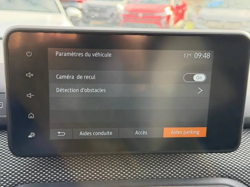 Écran tactile intérieur affichant les paramètres d’aide au stationnement du Dacia Jogger 2025, vue frontale rapprochée.