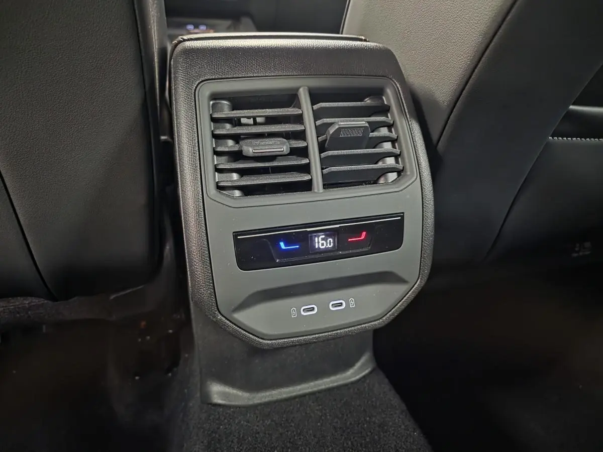 Vue rapprochée des commandes de climatisation arrière et prises USB-C du CUPRA Leon gris 2025.